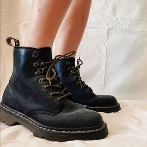 Doc Martens 1460 Black W/ Yellow Laces